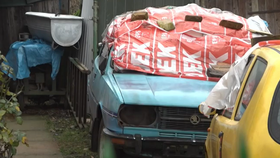 Nepojízdná stará škodovka, ve které bydlela 4 roky seniorka Katka