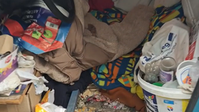 Nepojízdná stará škodovka, ve které bydlela 4 roky seniorka Katka