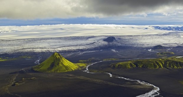 Vulkán Katla je z velké části pokryt ledovcem. Pokud se probudí, může to znamenat katastrofu