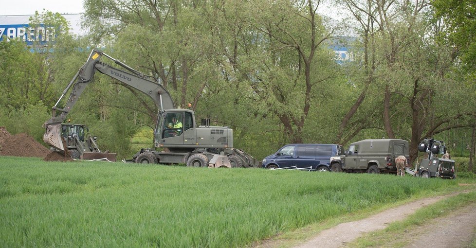 Armádní pátrání po holčičce, která zmizela v roce 1981 v Německu.