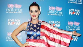 Katy Perry vystupovala v šatech se vzorem americké vlajky.