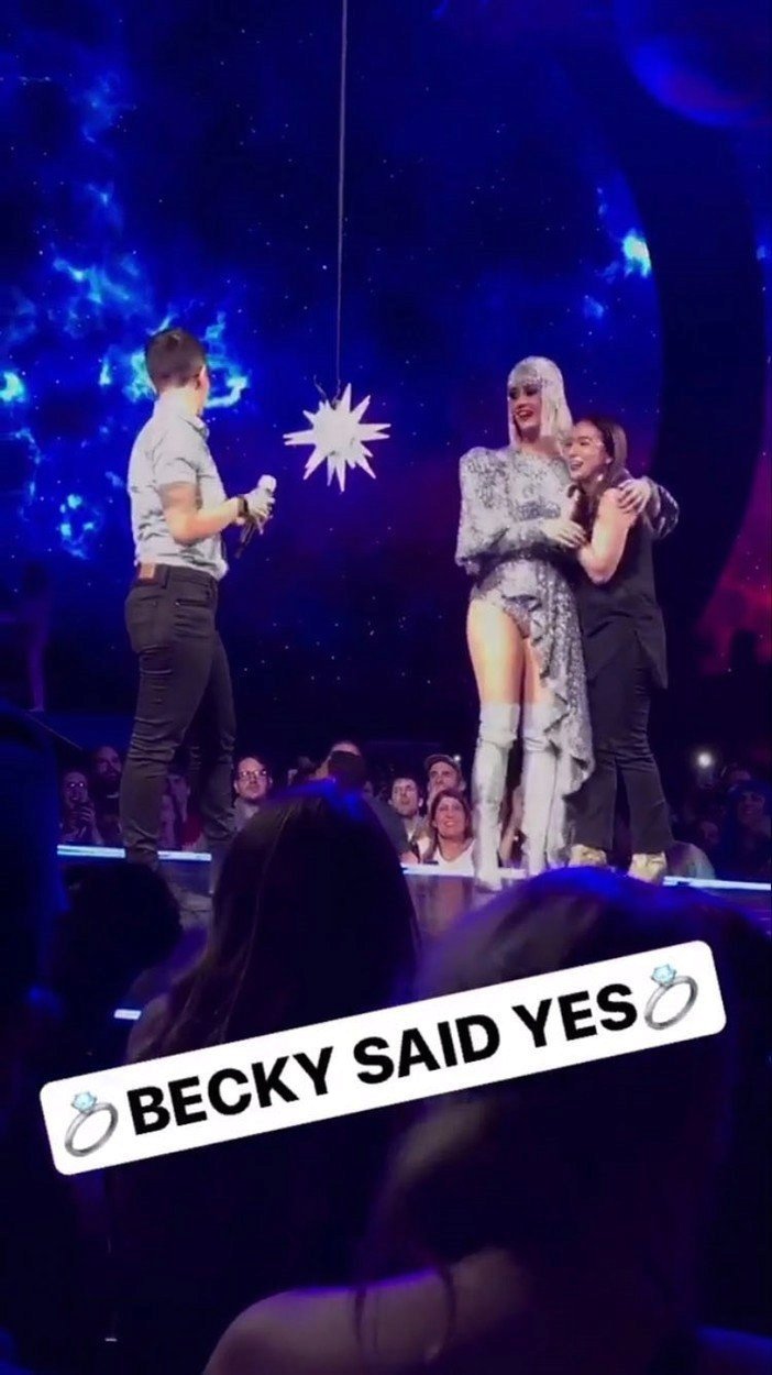 Žádost o ruku na pódiu během koncertu Katy Perry