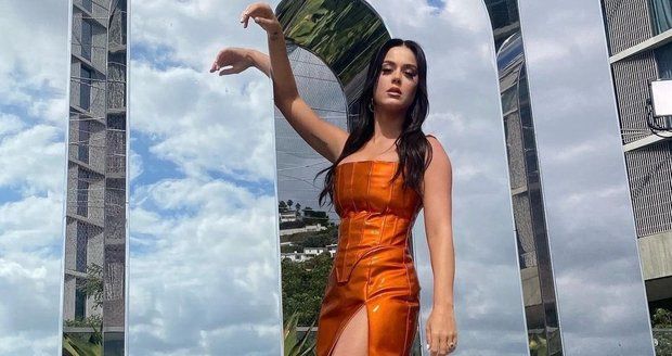 Katy Perry se štíhlýma nožkama