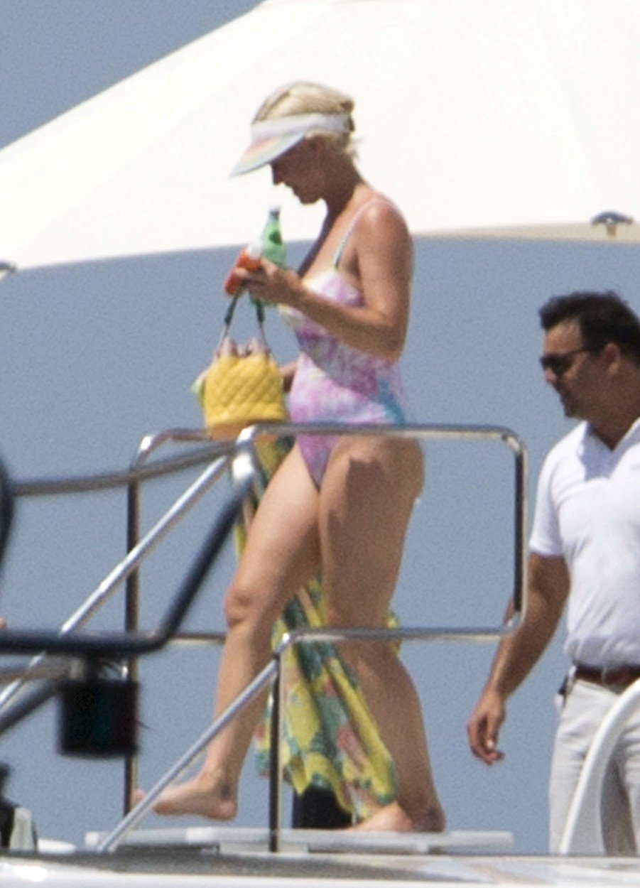 Katy Perry se na dovolené na Mallorce rýsovalo bříško.