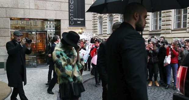 Dvojnice Katy Perry vychází z hotelu.