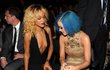 Katy Perry (vpravo) obdivovala Rihannin dekolt.