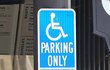Perryová parkuje na invalidech.