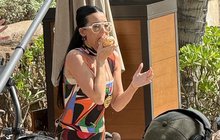 Sladký den zpěvačky Katy Perry: Koblihy jí padaly přímo do pusy
