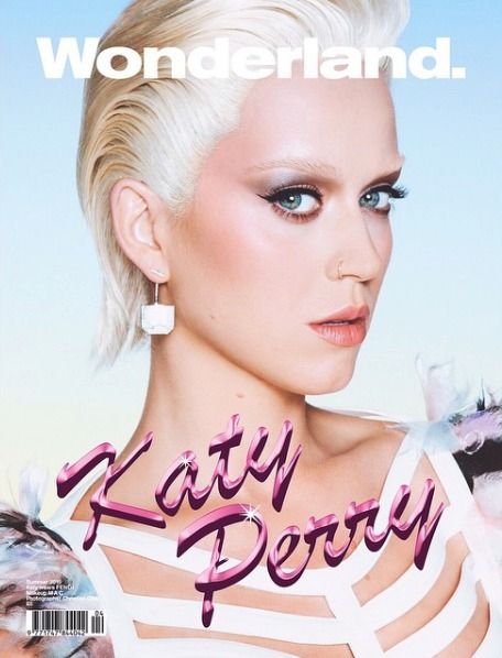 Katy Perry si pro titulní stranu časopisu v roce 2015 zkusila platinovou blond.