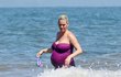 Těhotná Katy Perry ve fialových plavkách