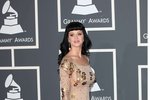 Na předávání cen Grammy Katy oblékla  zlatými flitry poseté béžové šaty z dílny návrháře Zaca Posena.