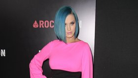 Katy Perry v pestrobarevných šatech