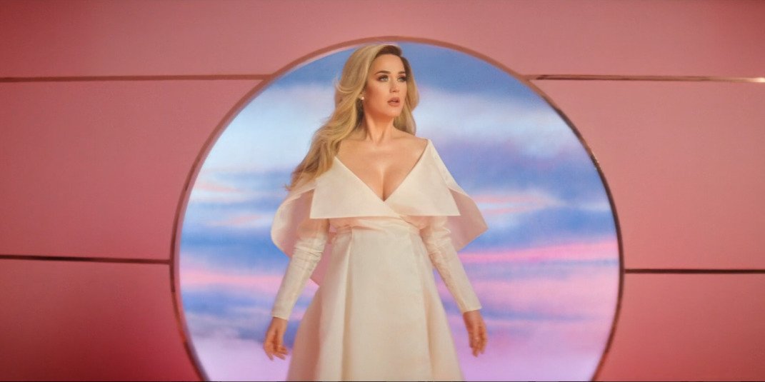 Katy Perry ve svém novém videu oznámila těhotenství