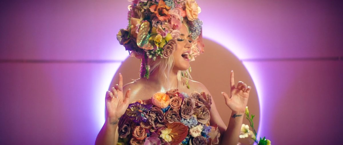 Katy Perry ve svém videu oznámila těhotenství