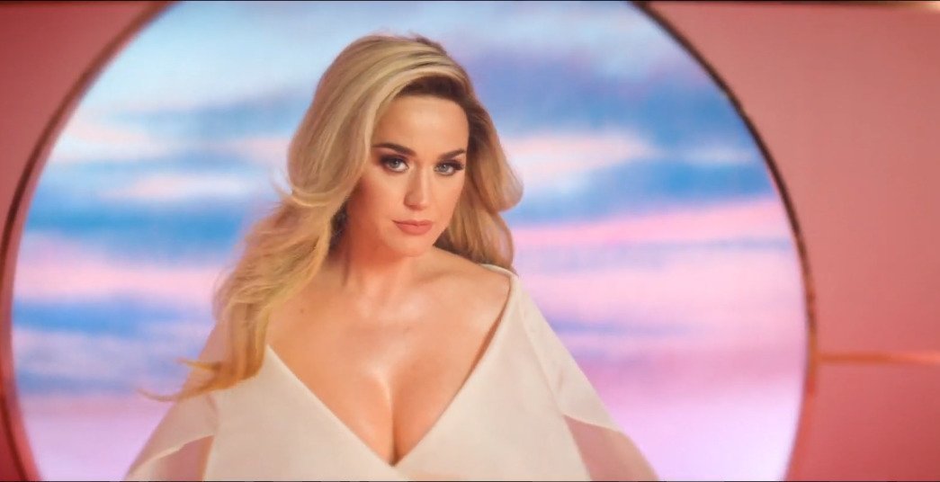 Katy Perry ve svém novém videu oznámila těhotenství