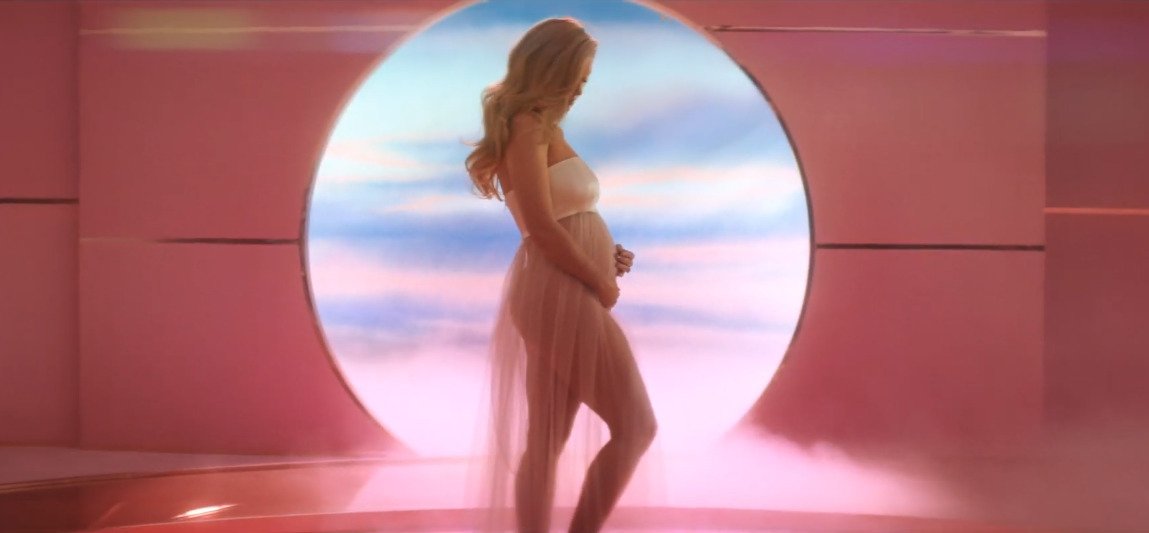 Katy Perry ve svém novém videu oznámila těhotenství