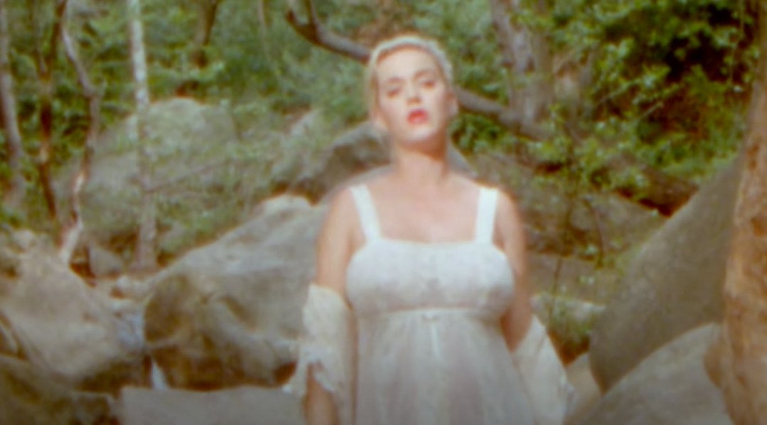 Zpěvačka Katy Perry se odvázala v novém klipu Daisies