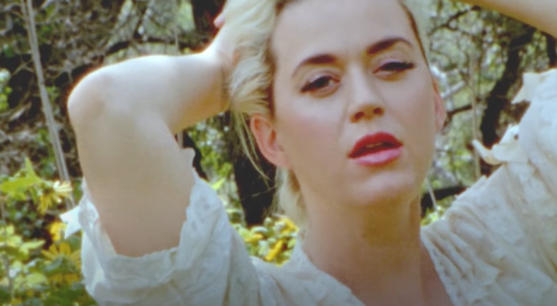 Zpěvačka Katy Perry se odvázala v klipu Daisies