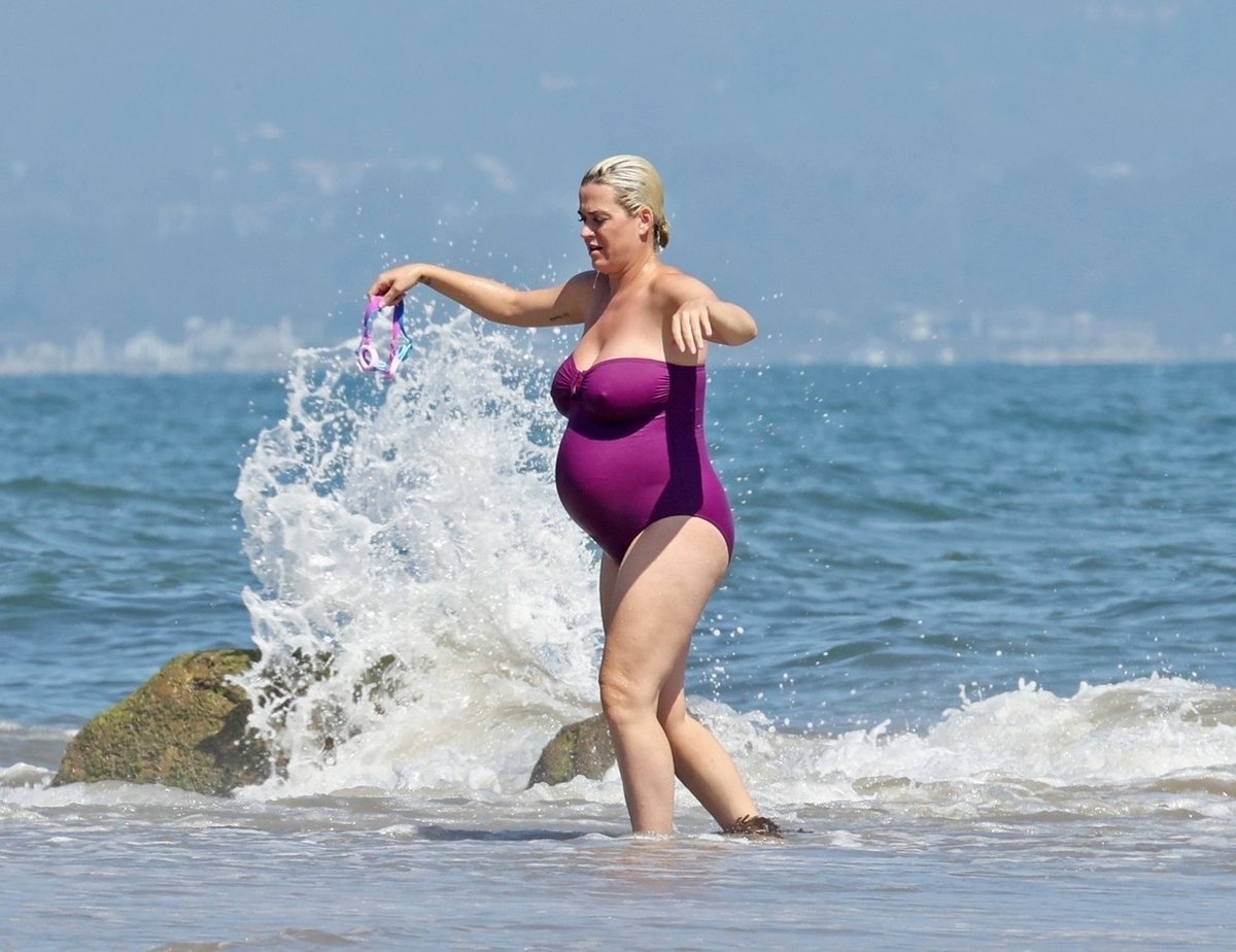 Těhotná Katy Perry ve fialových plavkách