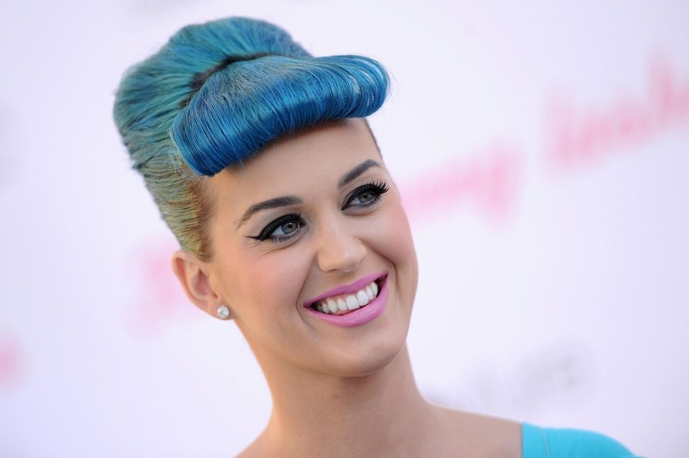 Katy Perry. Kombinace modro-růžové je moc zajímavá