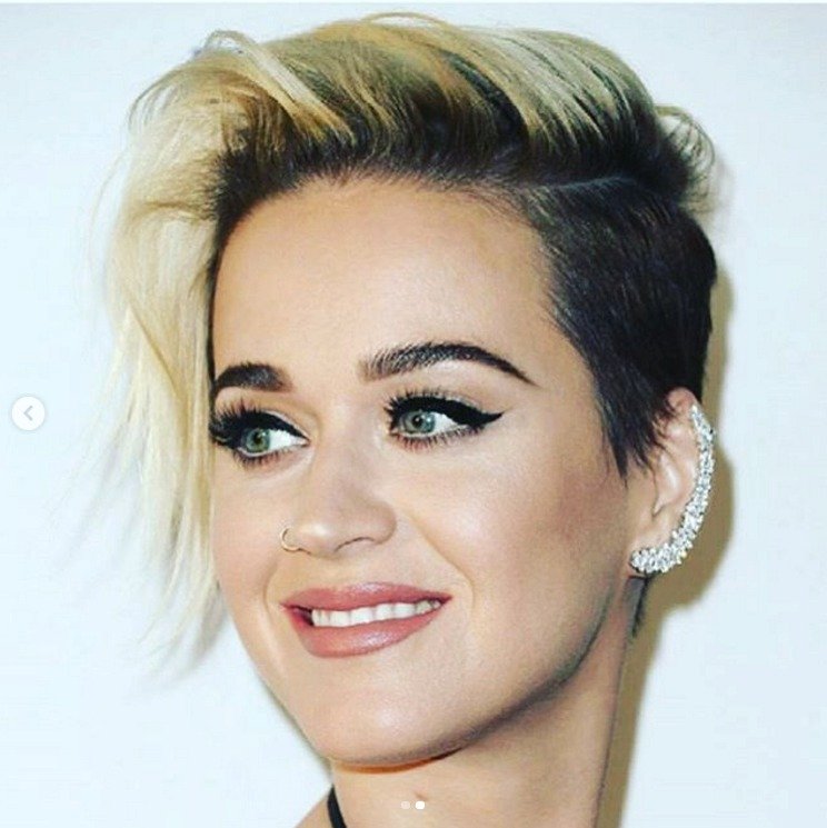 Katy Perry (32) a její variabilní pixie cut. Pokud máte jemné vlasy, nebude vám tento střih příliš vyhovovat, protože kýžený objem v horní části budete muset pracně vytvářet každé ráno.