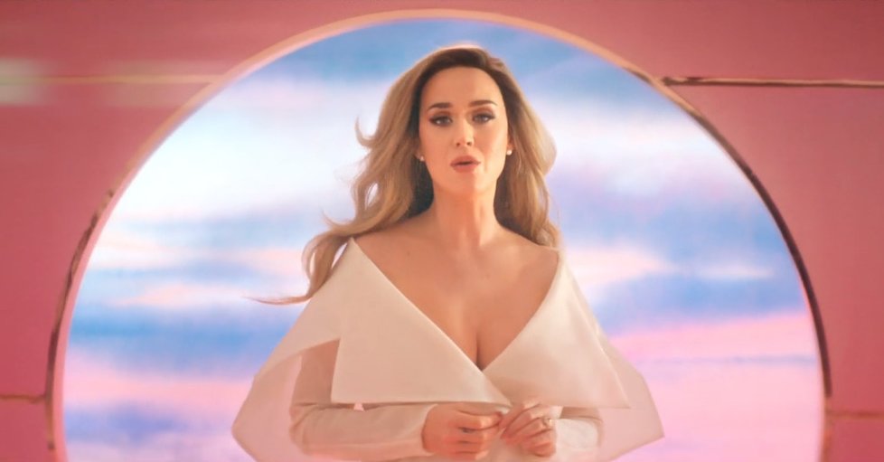 Katy Perry ve svém novém videu oznámila těhotenství