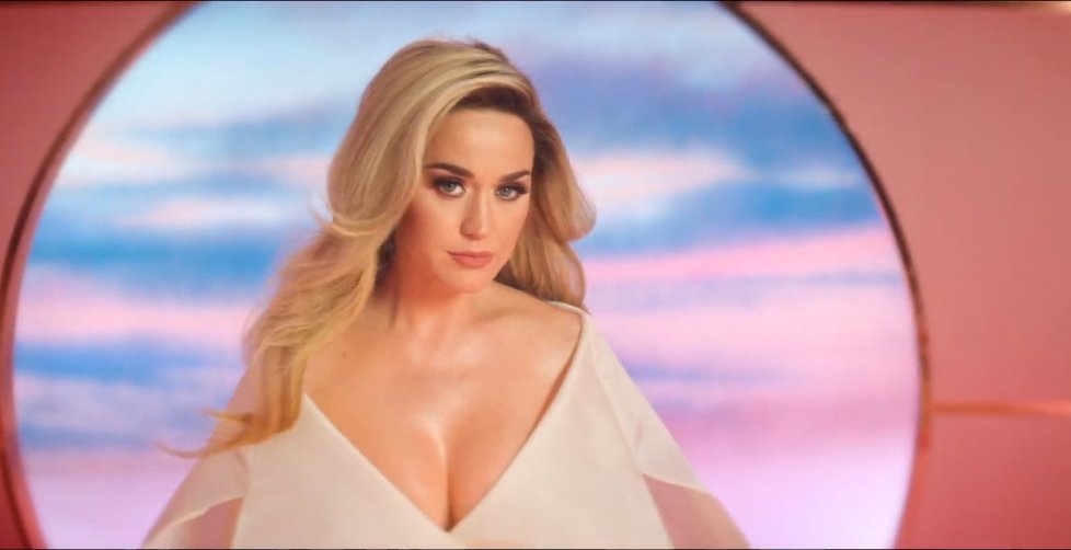 Katy Perry ve svém novém videu oznámila těhotenství.