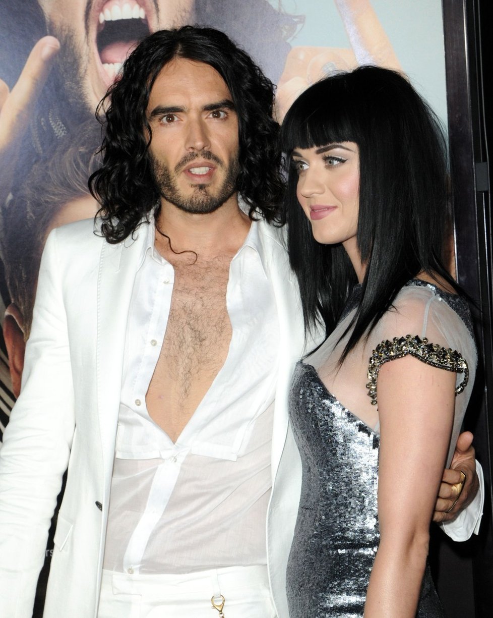 Katy Perry a Russell Brand se zasnoubili po dvou měsících. Manželství jim vydrželo dva roky a zpěvačka je nyní zasnoubená s hercem Orlandem Bloomem, se kterým čeká své první dítě.