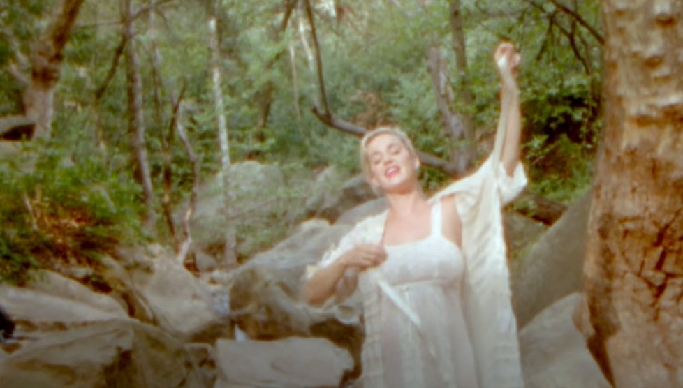 Zpěvačka Katy Perry se odvázala v novém klipu Daisies.