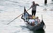 Zamilovaný pár si užívá pobyt v prosluněných Benátkách a nevynechal ani plavbu na gondole.