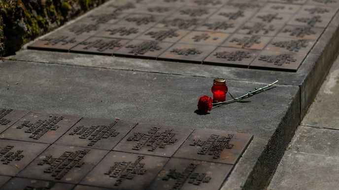 U Mědnoje nedaleko Tveru se nachází jeden z hromadných vojenských hřbitovů, kde jsou pohřbeni oběti masakru v Katyni.