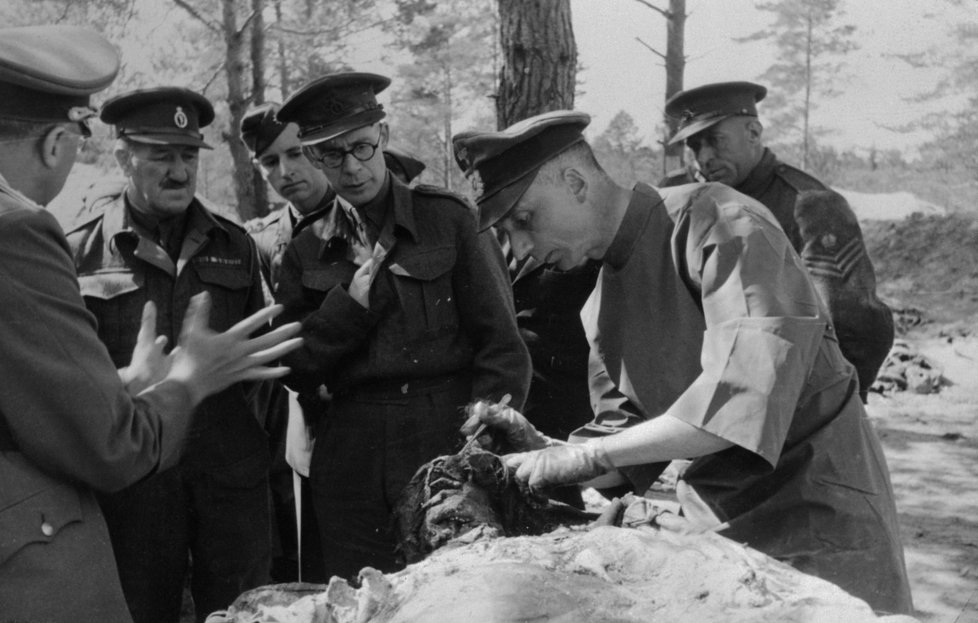 Vojenský lékař zkoumá ostatky nalezených těl.