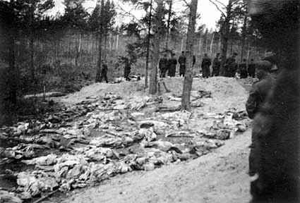 Při Katyňském masakru zahynuly desetitisíce Poláků, především důstojníků a inteligence