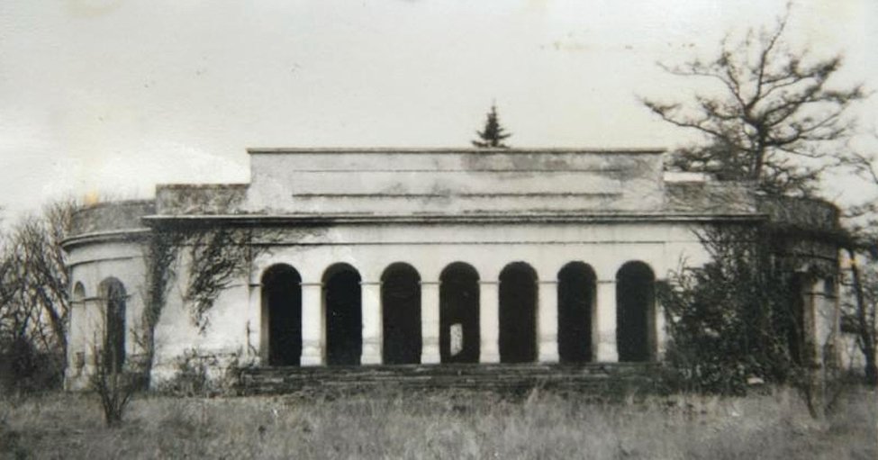 Zámeček v roce 1956, brzy nato vyhořel a v roce 1963 byl zbořen.