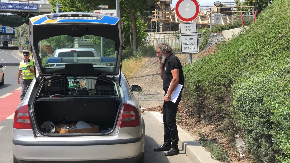 Nedodržoval povinné přestávky, tak jeho autobusu nasadili botičku. Provozovatele řeckého autobusu tak bude čekat tučná kauce, aby mohl vůz znovu na silnice.