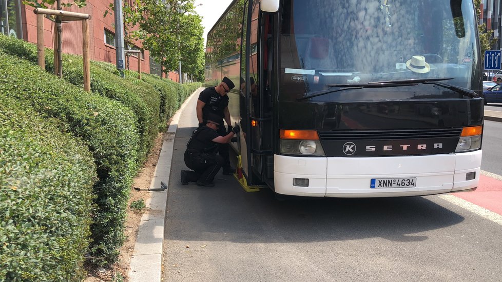 Nedodržoval povinné přestávky, tak jeho autobusu nasadili botičku. Provozovatele řeckého autobusu tak bude čekat tučná kauce, aby mohl vůz znovu na silnice.