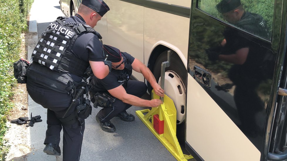 Nedodržoval povinné přestávky, tak jeho autobusu nasadili botičku. Provozovatele řeckého autobusu tak bude čekat tučná kauce, aby mohl vůz znovu na silnice.