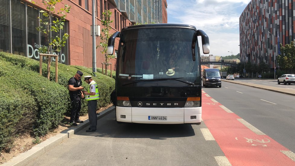 Nedodržoval povinné přestávky, tak jeho autobusu nasadili botičku. Provozovatele řeckého autobusu tak bude čekat tučná kauce, aby mohl vůz znovu na silnice.