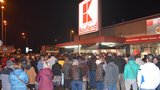 Půlnoční šílenství v Kauflandu: Česko zažilo úterní nákupní horečku