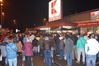 Půlnoční šílenství v Kauflandu: Česko zažilo úterní nákupní horečku