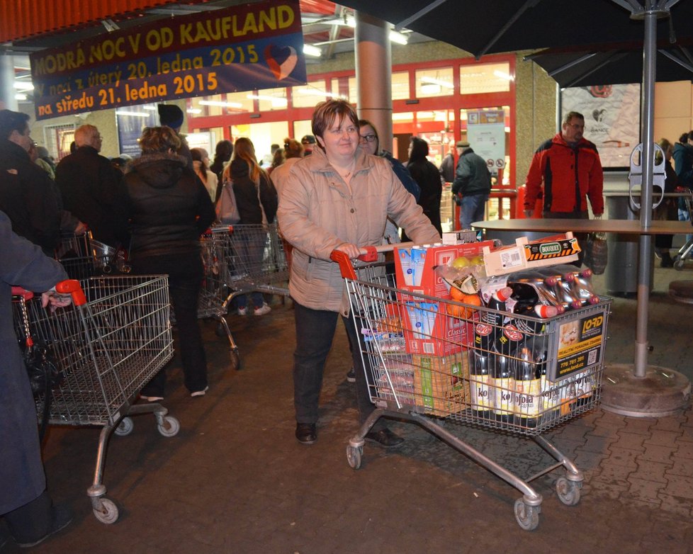 Nadšení zákazníci si odváželi plné košíky.