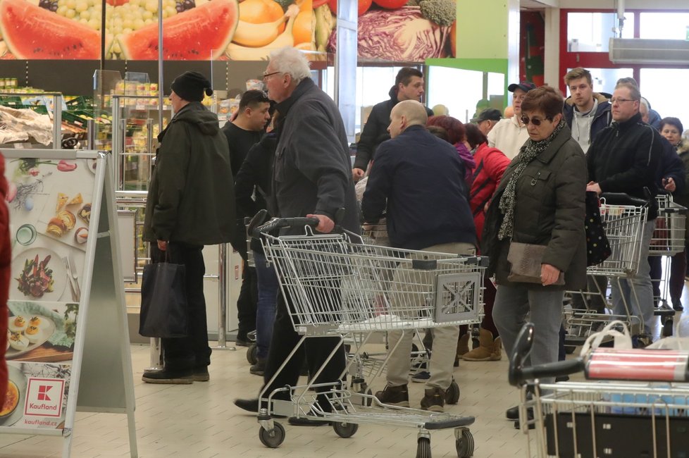 Lidé čekali ve frontě v Kauflandu na Praze 7