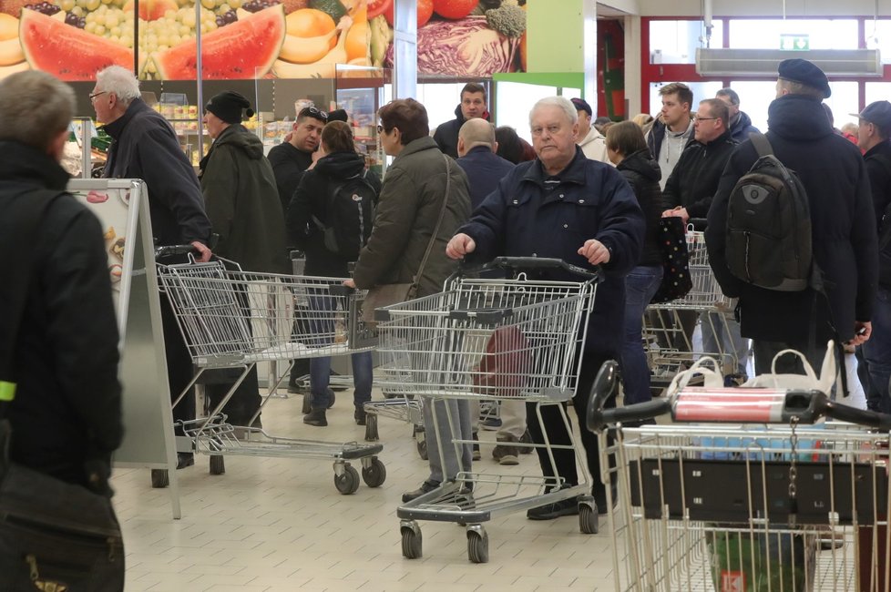 Lidé čekali ve frontě v Kauflandu na Praze 7