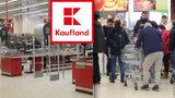Kaufland naštval zákazníky. Část obchodů zavřel, jindy byly fronty až „od masa“