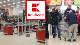 Kvůli problémům s pokladnami Kaufland uzavřel desítky obchodů. Takto lidé stáli u prodejny na Praze 7