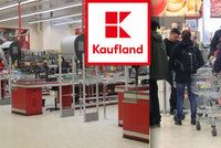 Kaufland naštval zákazníky. Část obchodů zavřel, jindy byly fronty až „od masa“