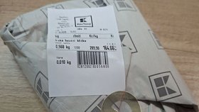 K balíčku masa Petra dostala také bezpečnostní štítek proti krádeži.
