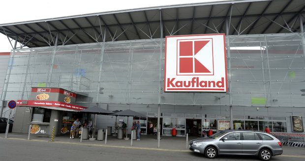 Kaufland dohání konkurenci a zvyšuje od června mzdy o 26 procent