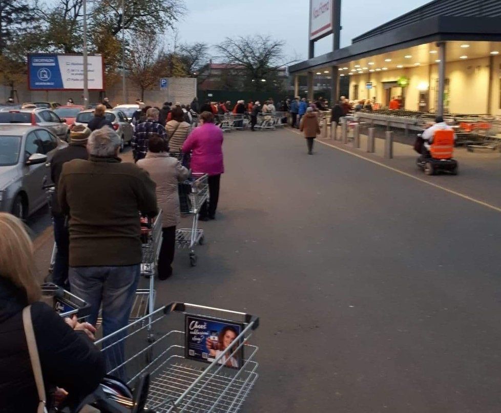 Fronta před Kauflandem v Otrokovicích (18. 11. 2020)