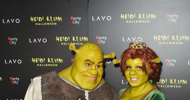 Zpěvák Tom Kaulitz s partnerkou, modelkou Heidi Klum zvolili úžasné kostýmy Shreka a Fiony.